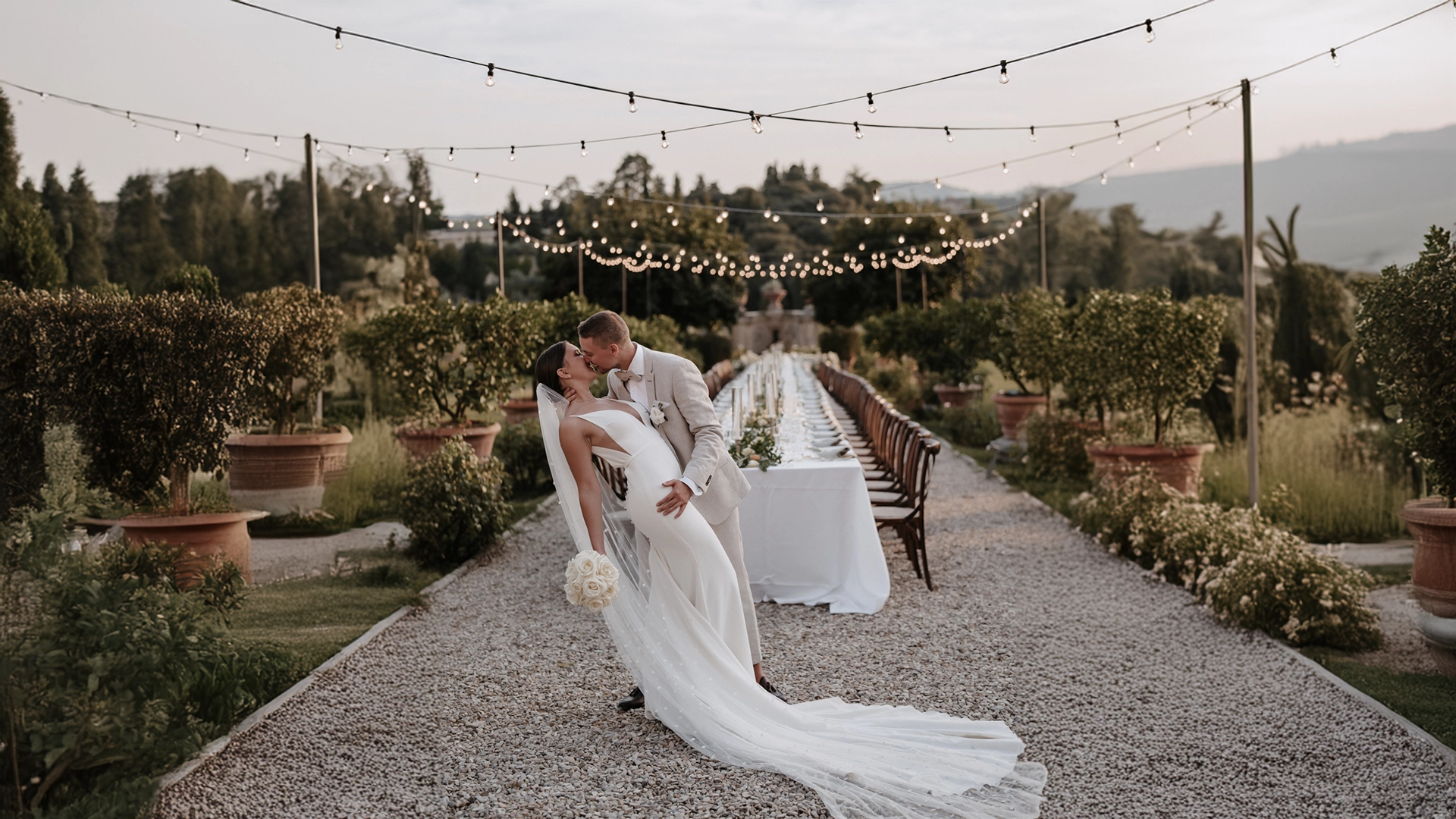 Wedding Tuscany - Bride and groom with a Tuscan wedding location in the background